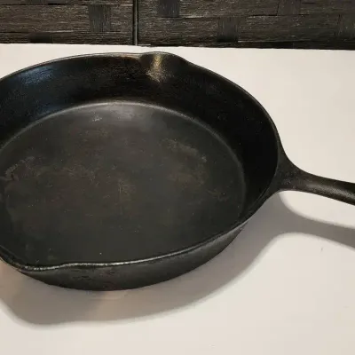 10" Cast Iron Skillet ("SE 8" on bottom of skillet) 