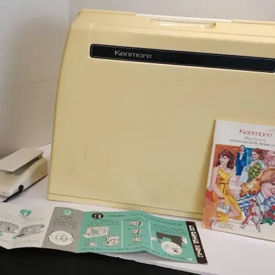 1980's Kenmore Sewing Machine w/Carry Case (Model 15611) SEE VIDEO
