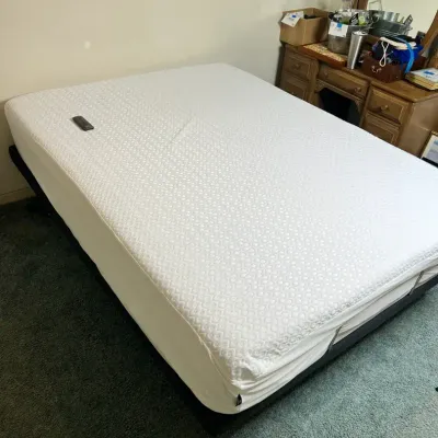 Serta Adjustable Bed - Queen Size