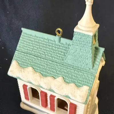 1996 Hallmark Keepsake “Come All Ye Faithful” Opening Church Nativity Ornament