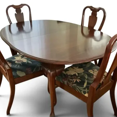Cresent Dining Table & Six Chairs (44 x 60 x 29)