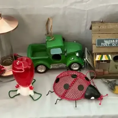 Birdhouses & Feeders
