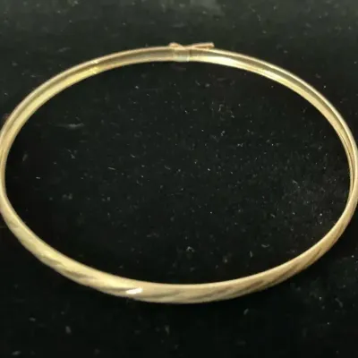 10k Gold Hinged Bangle Bracelet (1.52 Grams)