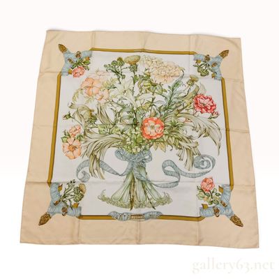 Sale Photo Thumbnail #153: Hermes Regina Silk Carre 90 Scarf by Leila Menchari