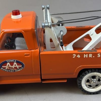 Sale Photo Thumbnail #104: Tonka AA Pressed Steel Wrecker Tow Truck