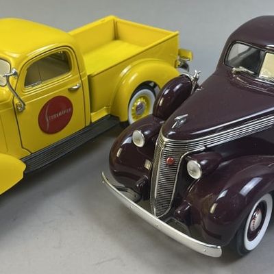 Sale Photo Thumbnail #155: 2 Road Signature Studebaker Cast Iron Models 1/24