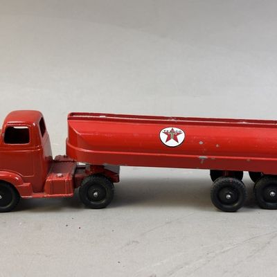 Sale Photo Thumbnail #2: Texaco Gasoline Tanker 8.5" Semi Truck Tootsietoy