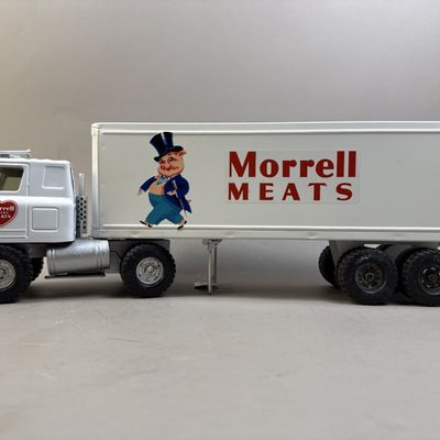 Sale Photo Thumbnail #37: Ertl Morrel Meats International Semi Truck w/ Pig Trailer