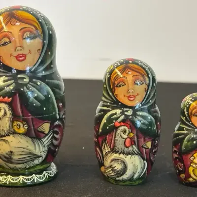 3-Piece Russian-Style Nesting Doll Set – Hand Painted Mother Hen & Chicks