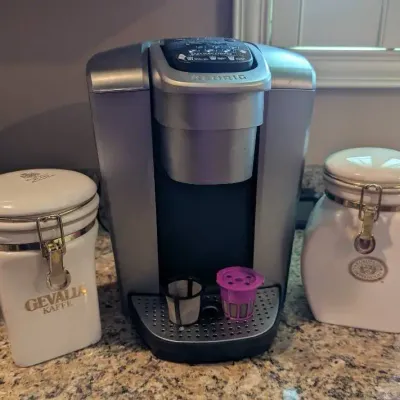 Keurig K-Elite Coffee Maker 75oz Removable Water Reservoir, 2 Vintage White Canisters.
