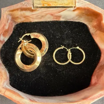 5.44g - Two Pairs of 14K Gold Hoop Earrings 