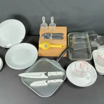 Sale Photo Thumbnail #39: Le Creuset, Pyrex, Godinger, Gibson, Tahari & Kitchenware Collection