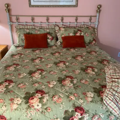 King Sized Bed - Includes Metal Headboard, Bed frame And Bedding 