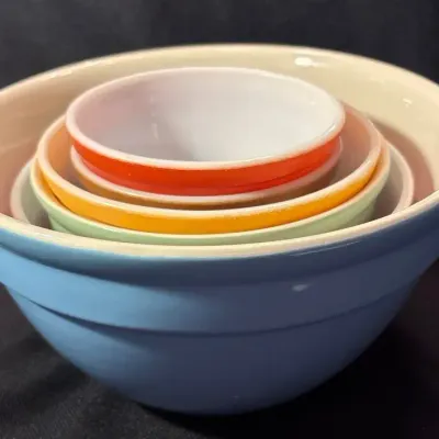 4 Pyrex & 2 Hall Mixing Bowls
