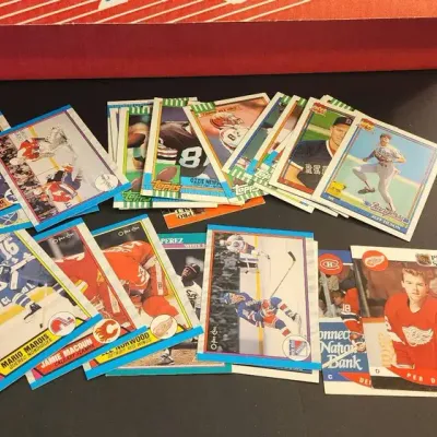 Large Lot of Vintage Sports Trading Cards – Baseball & Hockey – Topps, O-Pee-Chee, Pro Set