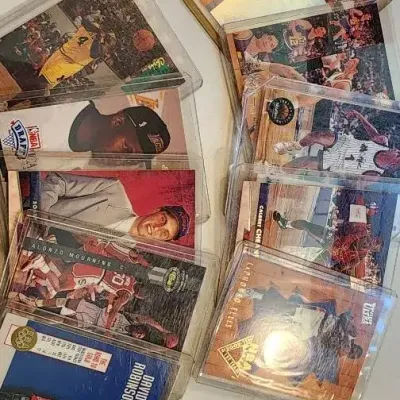 Mixed lot of vintage sports trading cards, primarily from the 1990s.
Includes basketball and basebal