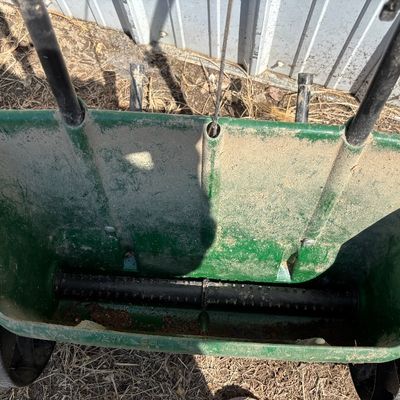 Scotts Turf Builder Classic Drop Spreader