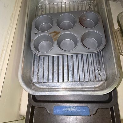 Assorted Kitchen Bakeware Lot - EKCO Muffin Pan and Roasting Pan