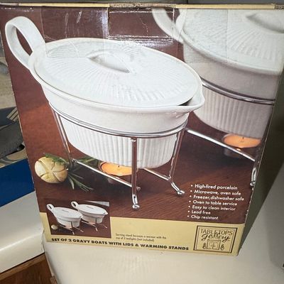 Tabletops Gallery Set of 2 Gravy Boats with Lids & Warming Stands