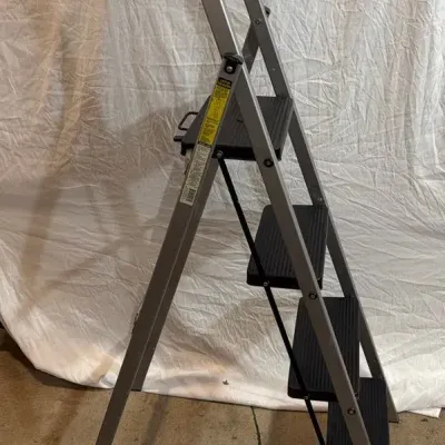 4’ Folding Step Ladder 