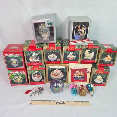 Sale Photo Thumbnail #43: Twelve Hallmark Keepsake Magic Light And Motion, One Carlton, And Five Other Ornaments