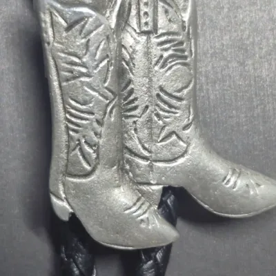 Sale Photo Thumbnail #231: Vintage from before 2007
Materials: fabric, Silver Tone Metal

Vintage Western Cowboy Boots Bolo Tie Silver Tone Retro Cowboy Neck Tie Western Fashion New Old Stock
Nice Silver tone metal Cowboy Boots Bolo Tie with Fabric Cord.
Great western Motif!
Measur