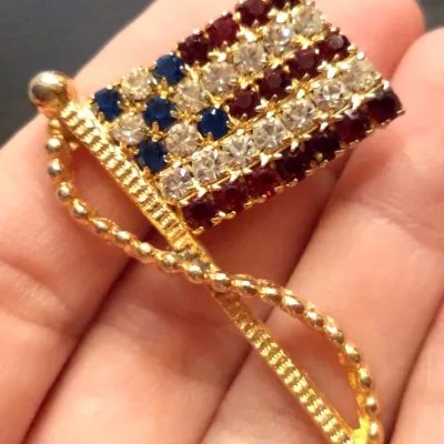 VINTAGE ESTATE SIGNED RAFAELIAN RHINESTONE USA FLAG 1 7/8" BROOCH!
