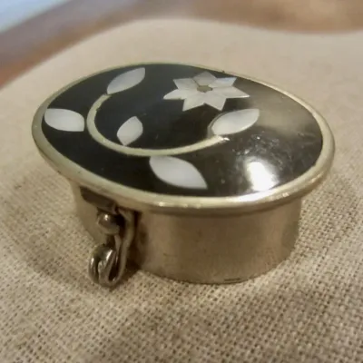 Vintage Alpaca Mexico Silver Onyx MOP Shell Flower Inlay Round Pill Trinket Box