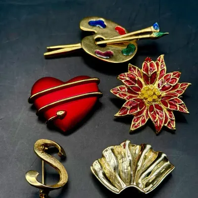 (4) Fun Brooches/Pins & Scarf Clip