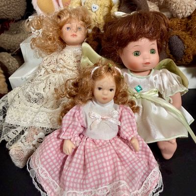 LOT 165: Dolls and Bears Including Boyds Bears, Russ, Ganz and More