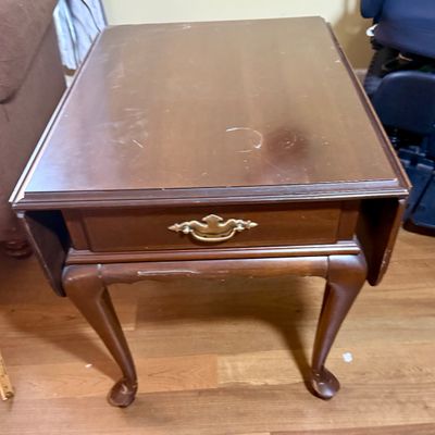 LOT 81: Ethan Allen Dropleaf Side Table with Drawer, Table Lamp and Seth Thomas Quartz Clock