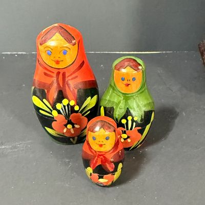LOT: 72: Collection of Russian Style Nesting Dolls and Quartz Bombay Co Mantle Clock