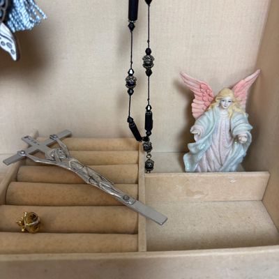 LOT 142: Jewelry Box, Sakroots Key Chains/Purse Charms & More