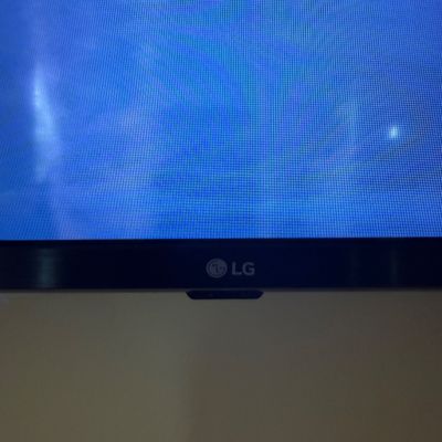 LOT 78: LG 70 TV with Remote