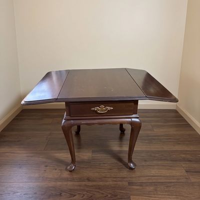 LOT 81: Ethan Allen Dropleaf Side Table with Drawer, Table Lamp and Seth Thomas Quartz Clock