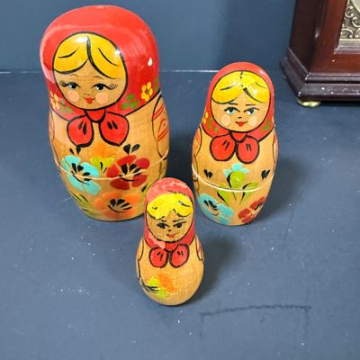LOT: 72: Collection of Russian Style Nesting Dolls and Quartz Bombay Co Mantle Clock