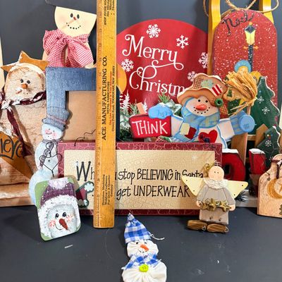 LOT 25: Primative-Style and Contemporary Wooden Christmas Signs, Plaques and Decor