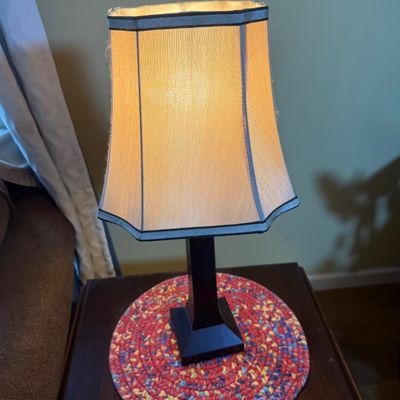 LOT 81: Ethan Allen Dropleaf Side Table with Drawer, Table Lamp and Seth Thomas Quartz Clock