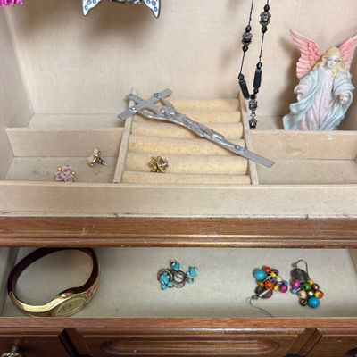 LOT 142: Jewelry Box, Sakroots Key Chains/Purse Charms & More