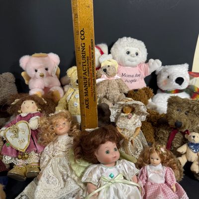 LOT 165: Dolls and Bears Including Boyds Bears, Russ, Ganz and More