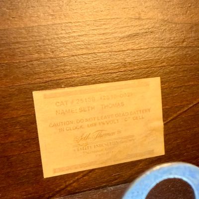 LOT 81: Ethan Allen Dropleaf Side Table with Drawer, Table Lamp and Seth Thomas Quartz Clock