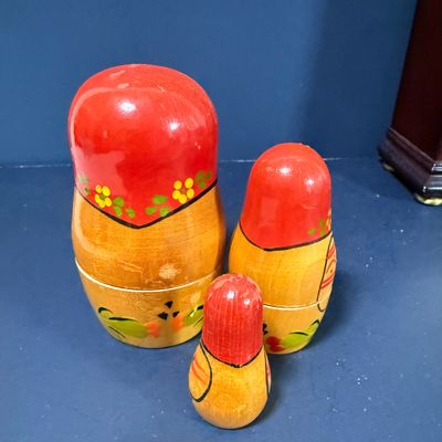 LOT: 72: Collection of Russian Style Nesting Dolls and Quartz Bombay Co Mantle Clock