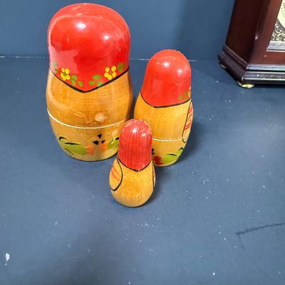 LOT: 72: Collection of Russian Style Nesting Dolls and Quartz Bombay Co Mantle Clock