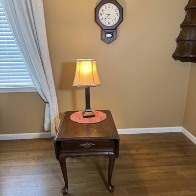 LOT 81: Ethan Allen Dropleaf Side Table with Drawer, Table Lamp and Seth Thomas Quartz Clock