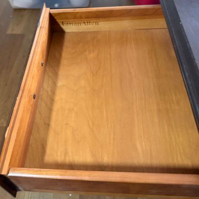 LOT 81: Ethan Allen Dropleaf Side Table with Drawer, Table Lamp and Seth Thomas Quartz Clock