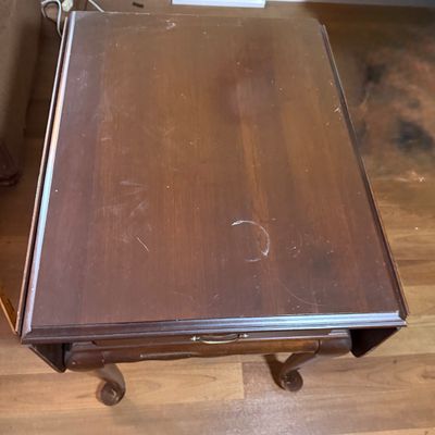 LOT 81: Ethan Allen Dropleaf Side Table with Drawer, Table Lamp and Seth Thomas Quartz Clock