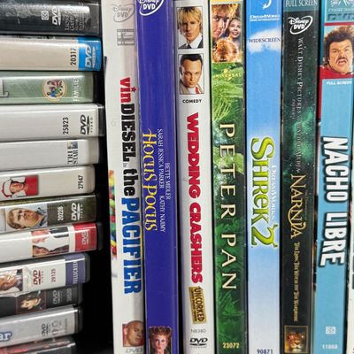 LOT 73: Samsung Blu-Ray Player BD-EM59C with a Large Selection of DVDs and 2 Blu-Rays - Including Unopened DVDs