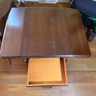 LOT 81: Ethan Allen Dropleaf Side Table with Drawer, Table Lamp and Seth Thomas Quartz Clock