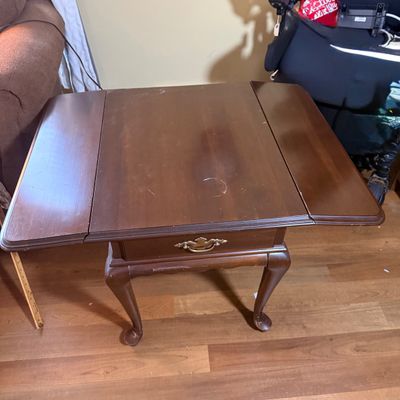 LOT 81: Ethan Allen Dropleaf Side Table with Drawer, Table Lamp and Seth Thomas Quartz Clock