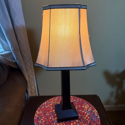 LOT 81: Ethan Allen Dropleaf Side Table with Drawer, Table Lamp and Seth Thomas Quartz Clock